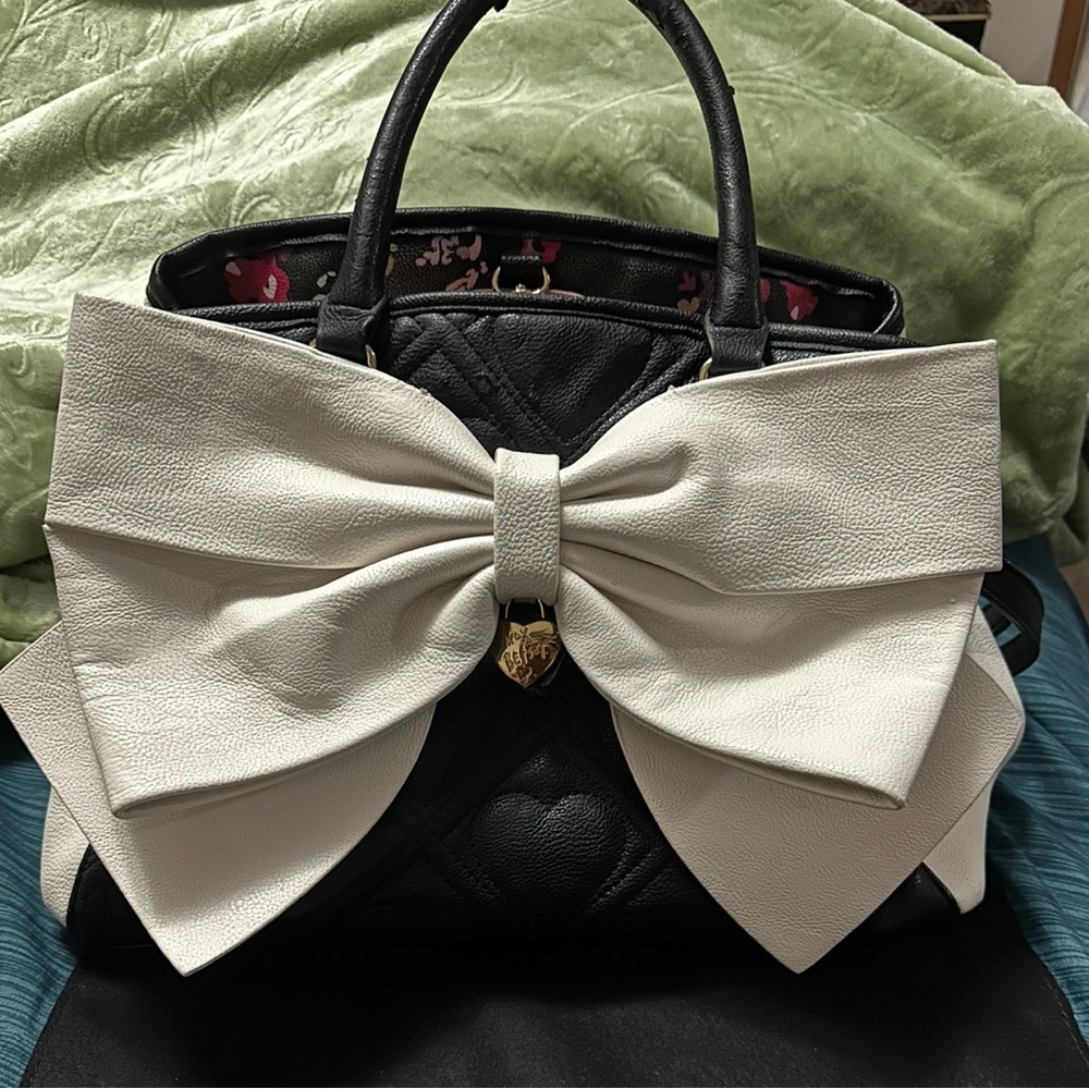 Elegant Black and White Bow Handbag